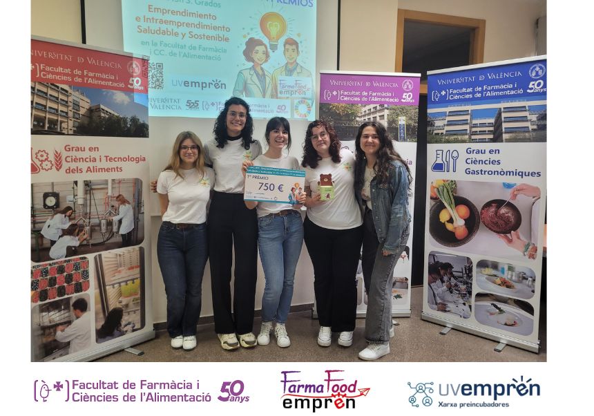 Alumnos en el aula dando clase